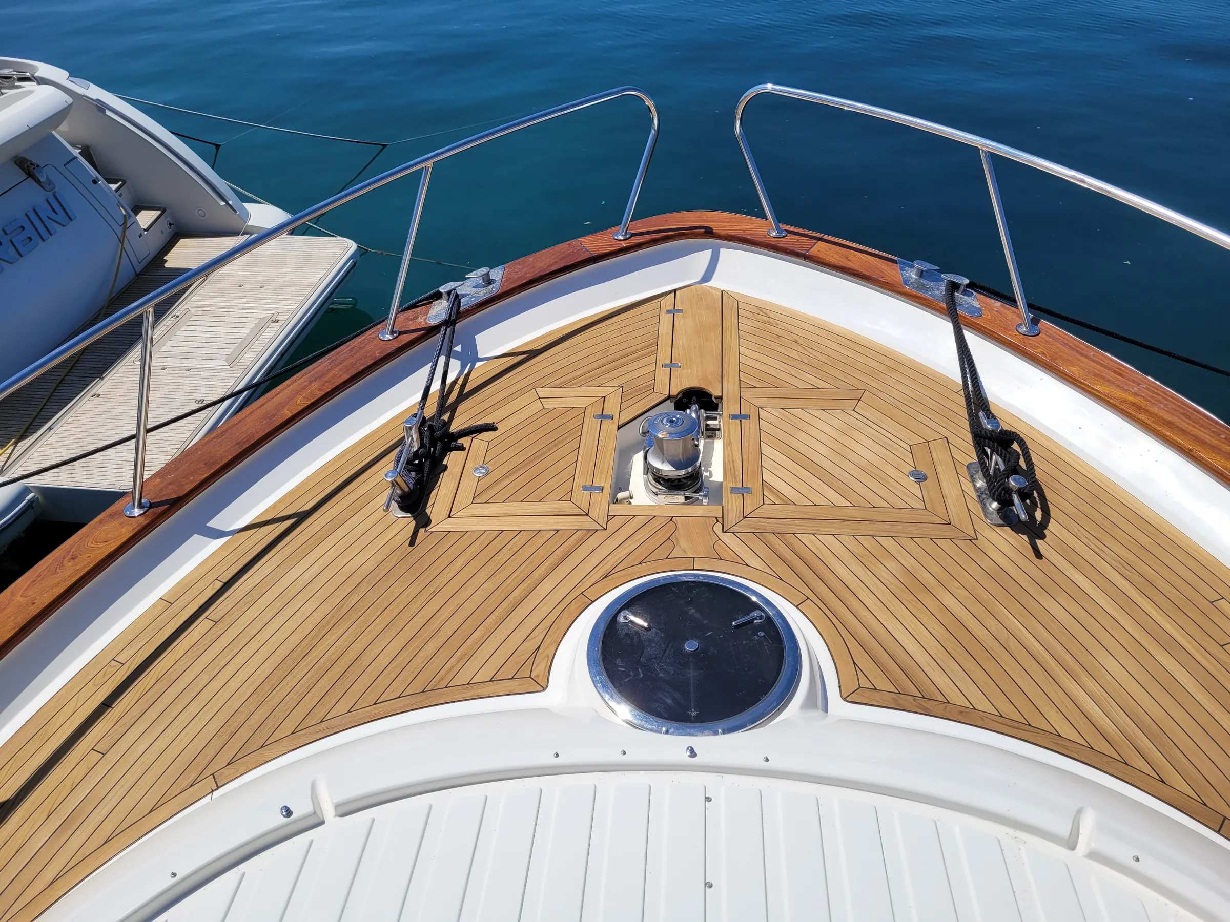 Apreamare 64 teak deck: foredeck from the bow