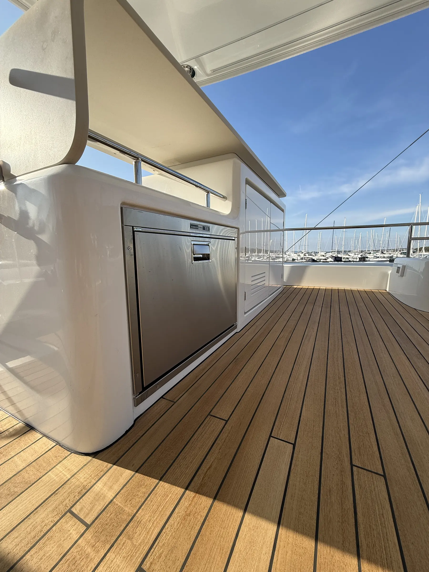 Lagoon 60 teak deck: helm station