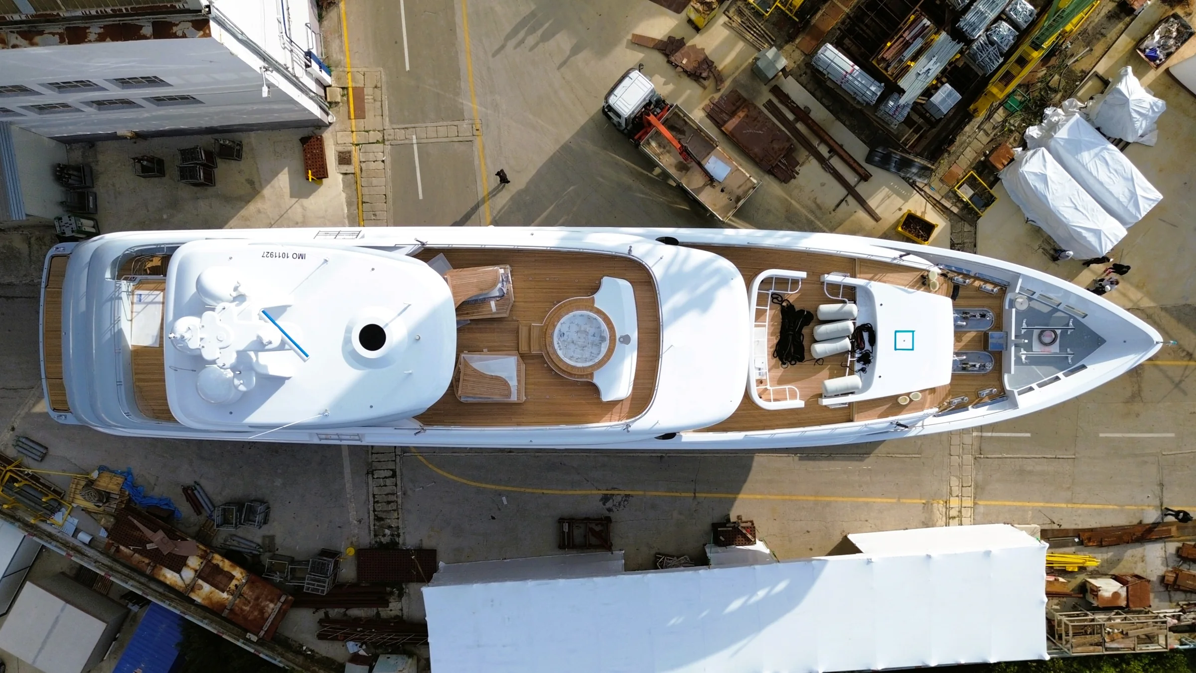 Rossinavi 46 teak deck: deck plan from above, in the yard