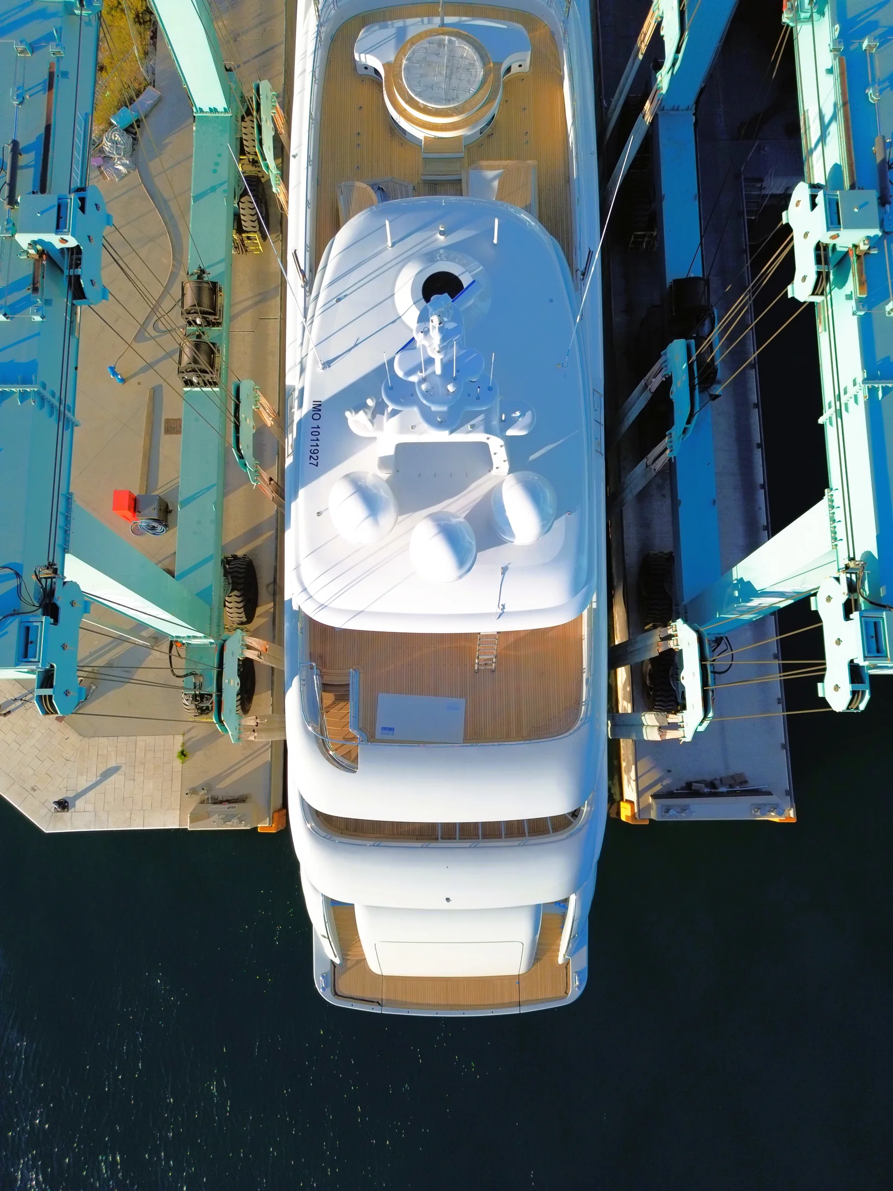 Rossinavi 46 teak deck: aft decks from above