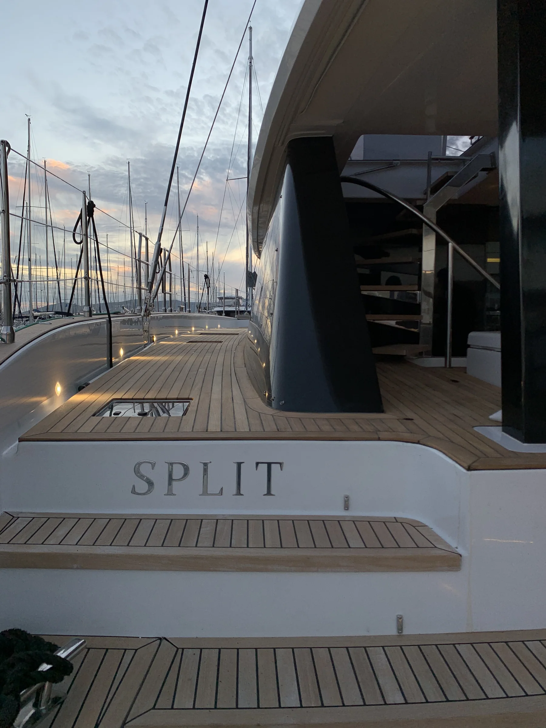 Sunreef 60 teak deck: transom steps