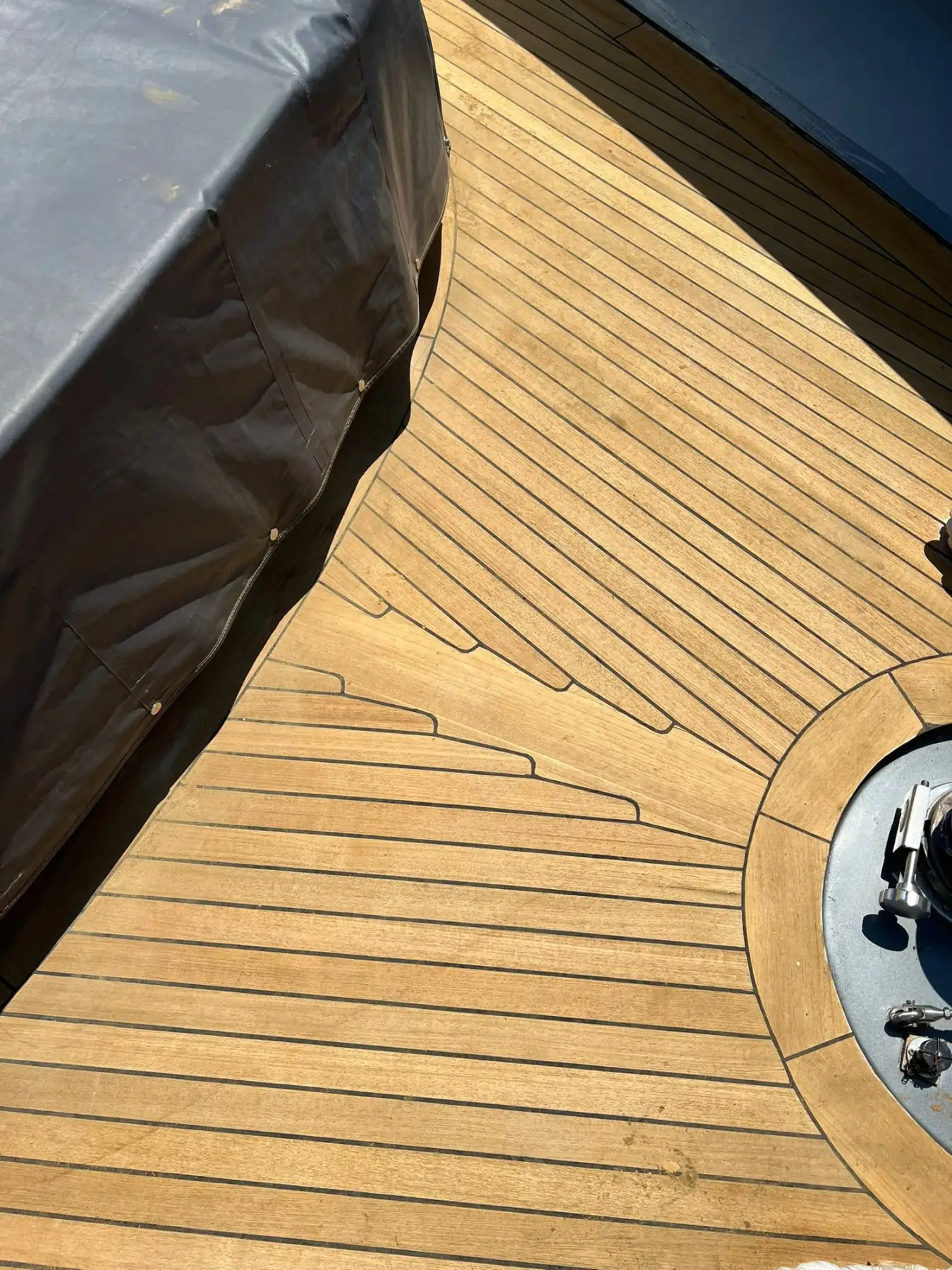 AB 92 foredeck, curved teak planks sweeping to the bow